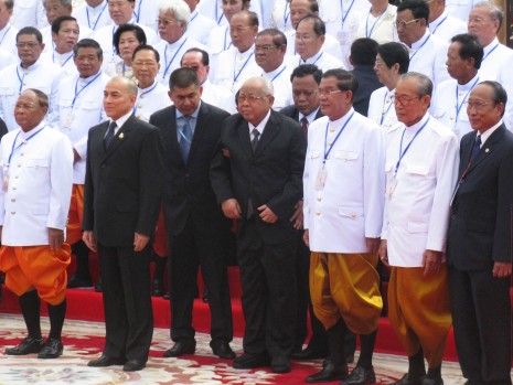 Quốc vương Campuchia Norodom Sihamoni (thứ 2 bên trái) chụp ảnh cùng các nhà  lãnh đạo và thành viên Quốc hội khóa V Campuchia sau phiên họp khai mạc  Quốc hội Campuchia sáng ngày 23/9.